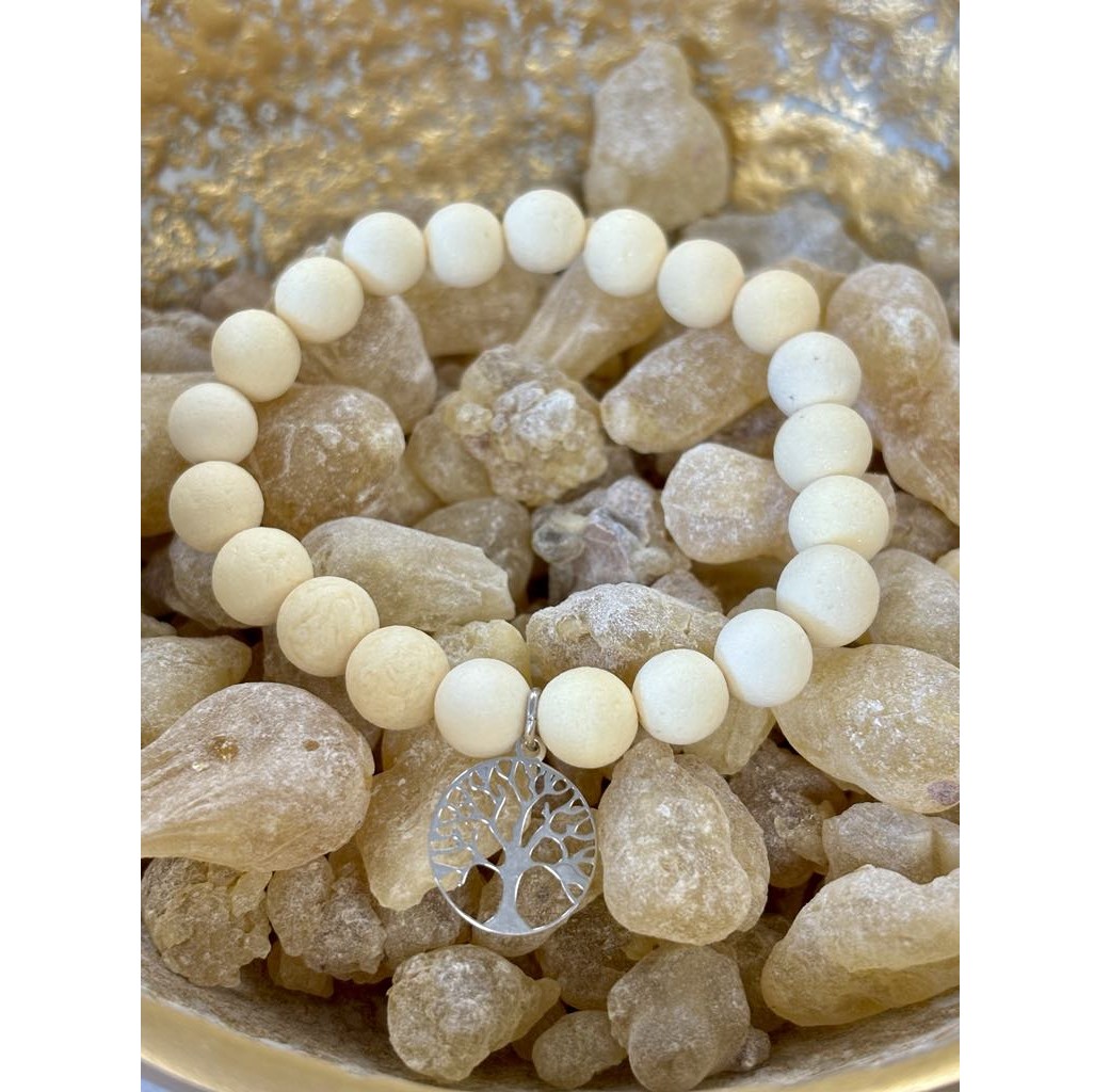 TÖMJÉN karkötő - TÖRTFEHÉR - MATT + ezüst ÉLETFA charm - 7-8mm Ø kb. 17 cm - Florasense Valódi tömjénből speciális eljárással készült, mely lehetővé teszi, hogy ékszerként is kifejthesse jótékony hatását.